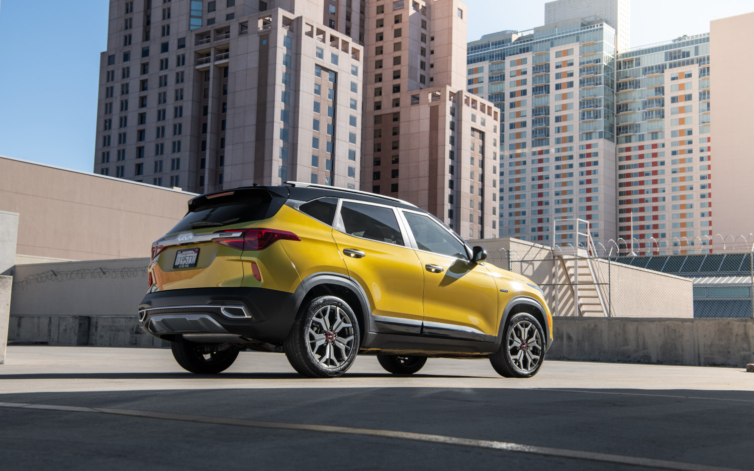 Comparison Kia Seltos Nightfall Edition 2022 Vs Vauxhall Mokka 